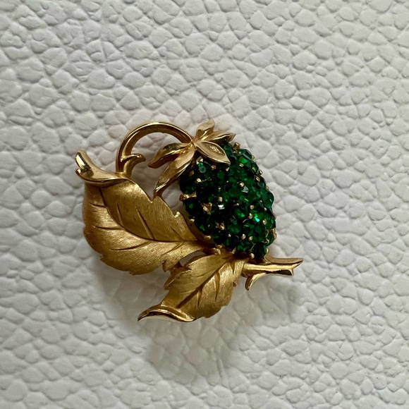 VTG CROWN TRIFARI RHINESTONE GREEN STRAWBERRY PIN BROOCH GOLD TONE - Picture 3 of 7